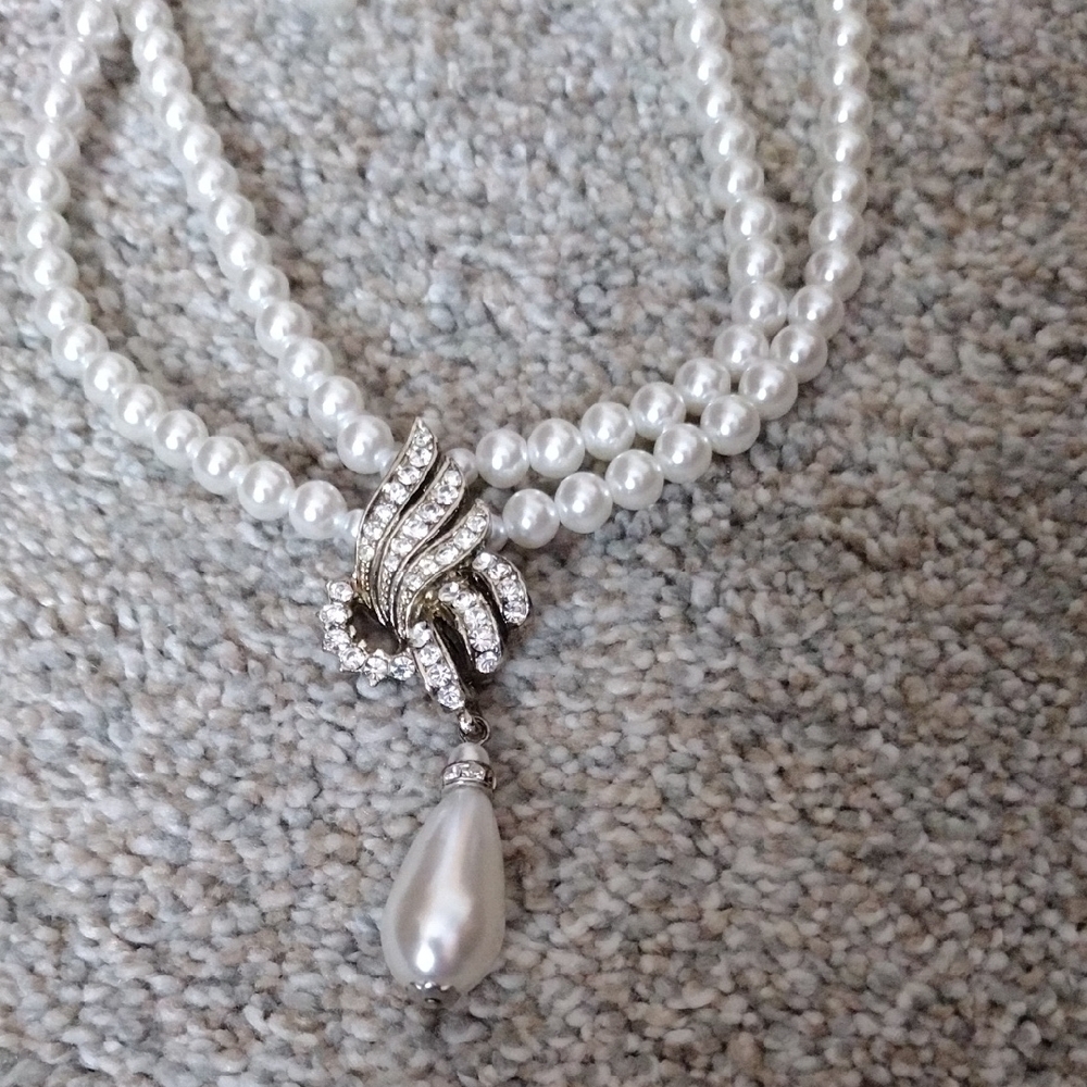 Elegant White Pearl Necklace and Earring Set - Picture 4 of 4